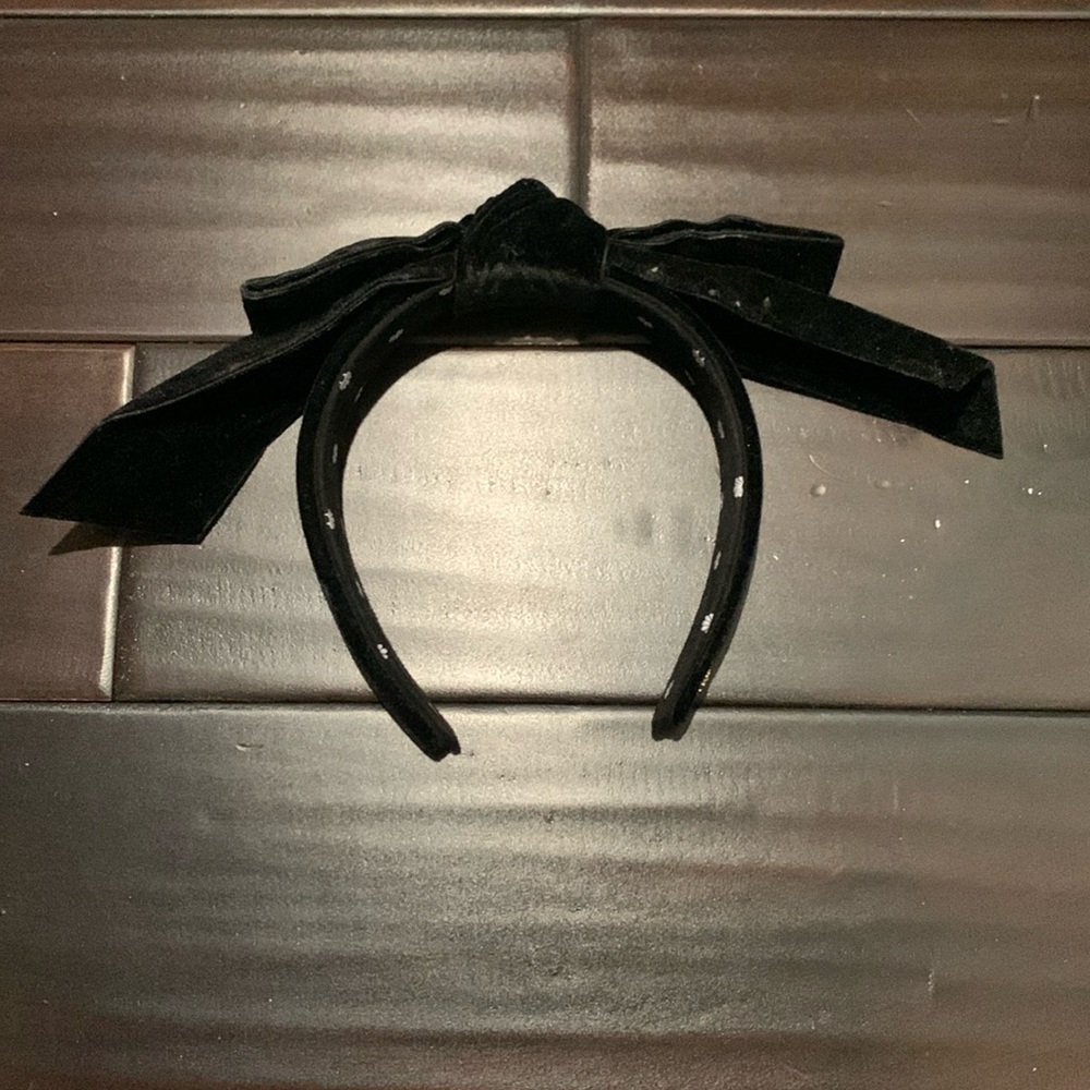 Lele Sadoughi
JET SHIRLEY WIDE RIBBON HEADBAND